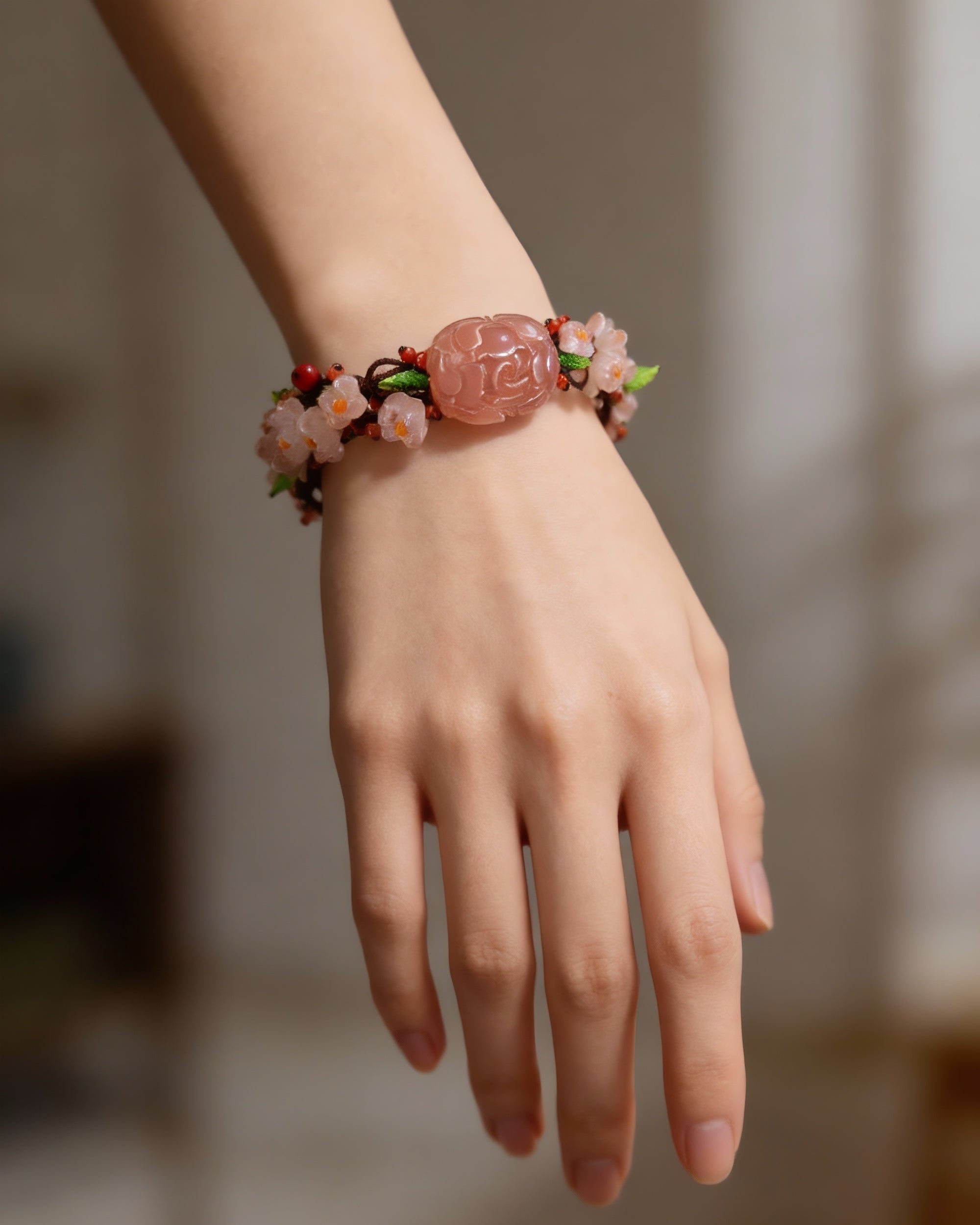 タイトル：手首に咲く春の花。南紅瑪瑙のブレスレットが、あなたに優しさと幸運を届ける